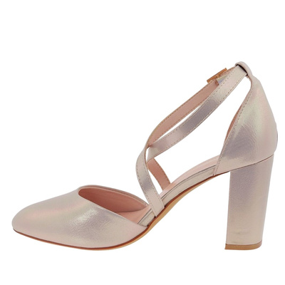 Złote sandały na słupku Sergio Leone