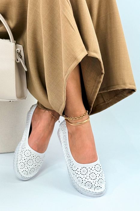 Золоті шкіряні босоніжки на плоскій підошві з закритою п’ятою