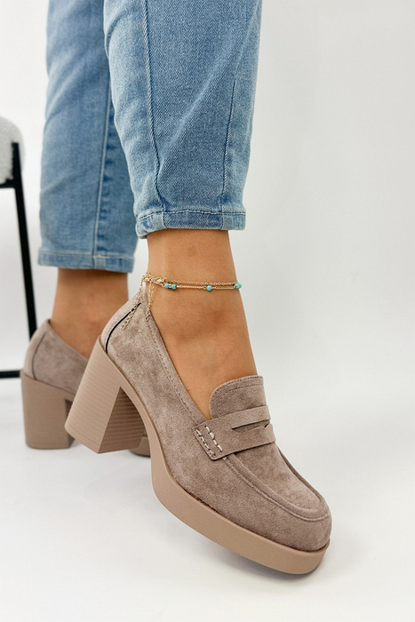 Бежеві замшеві лофери на високих підборах