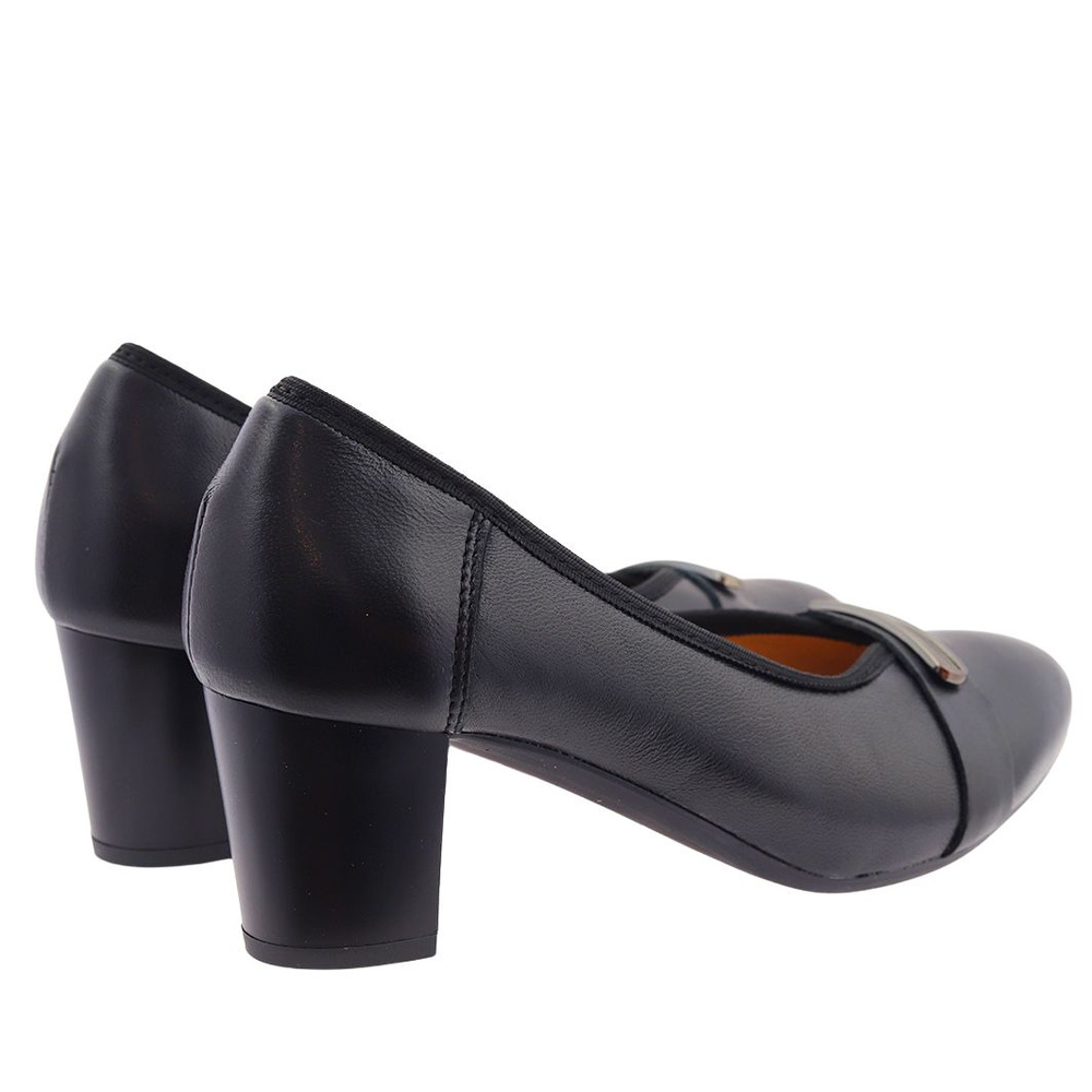 Човники жіночі шкіряні з чорним декором