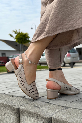 Beżowe czółenka ażurowe na klocku