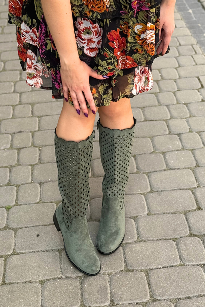 Бежеві ажурні чоботи на низькому каблуці 