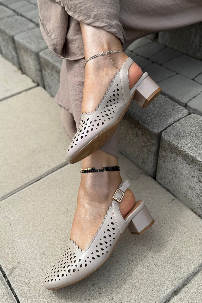 Beżowe czółenka ażurowe na klocku