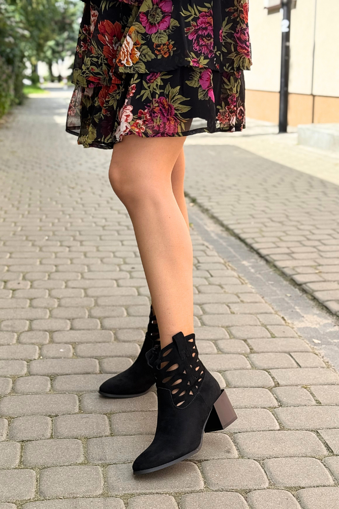 Czarne zamszowe botki ażurowe na klocku