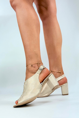 Eleganckie złote sandały zabudowane na słupku