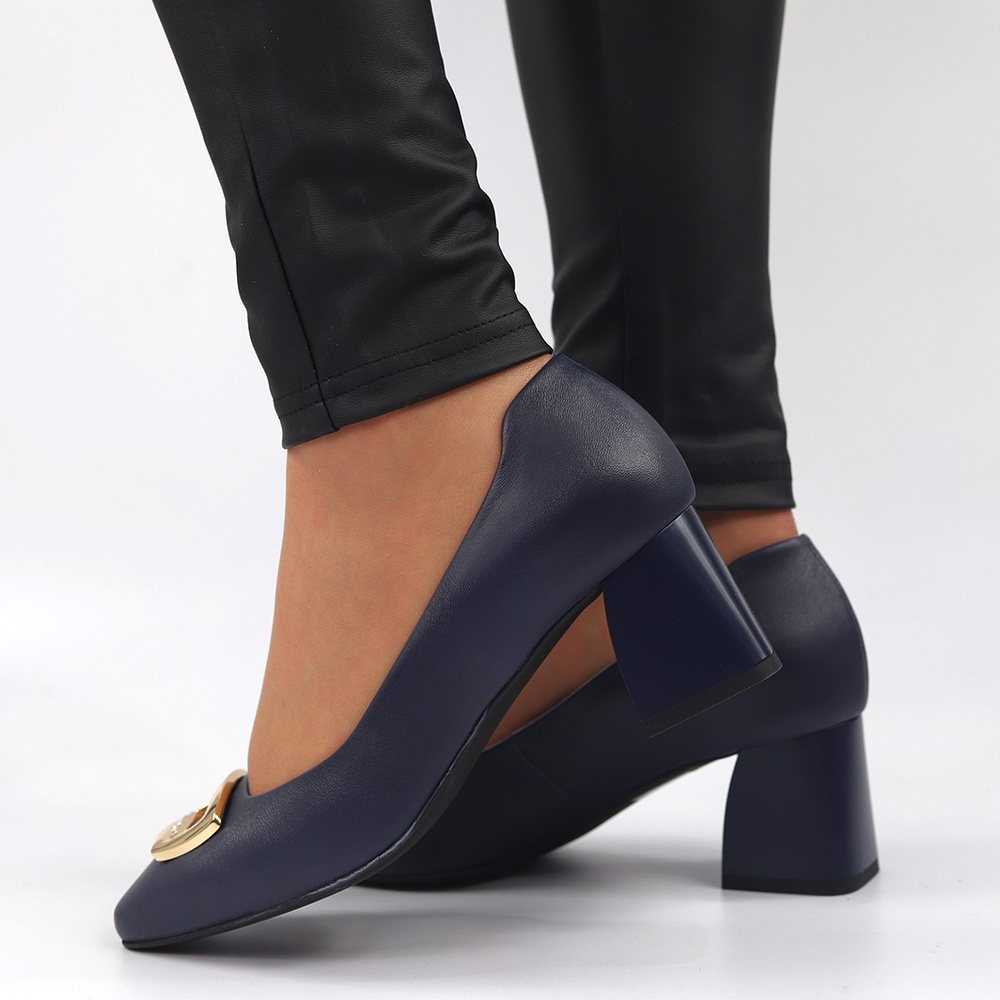 Granatowe skórzane czółenka ze złotą klamerką na klocku Anis