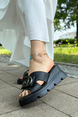 Білі шкіряні шльопанці з декором