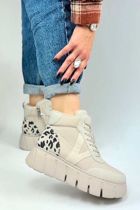 Білі жіночі шкіряні ажурні туфлі