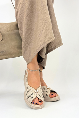 Бежеві шкіряні ажурні босоніжки на липучці 