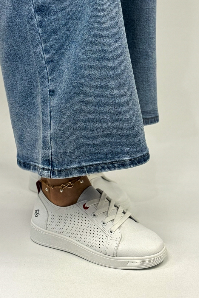 Białe damskie półbuty sportowe perforowane na platformie