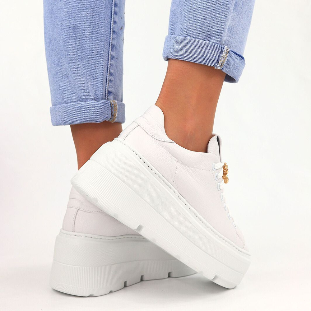 Sneakersy skórzane białe z motylkiem na sznurówkach Nobo