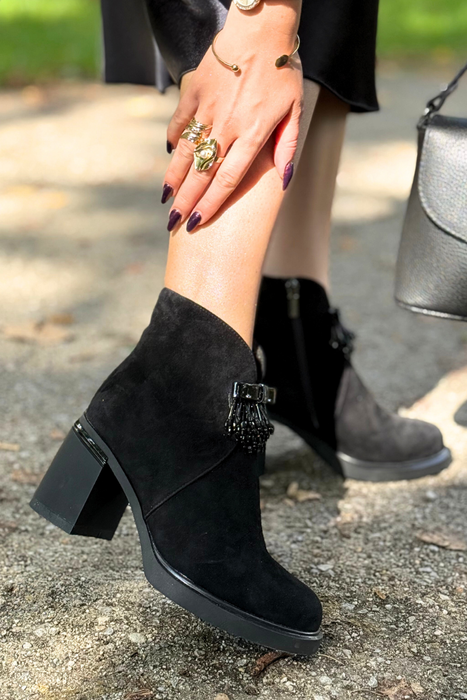 Botki skórzane welurowe z ozdobą na przodzie czarne Loretta Vitale