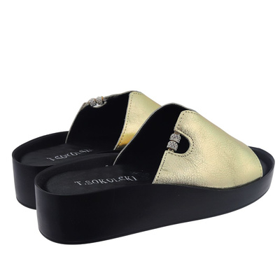 Skórzane klapki na koturnie złote T. Sokolski