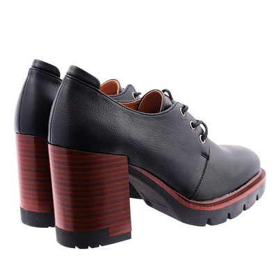 Чорні жіночі туфлі на шнурівці 