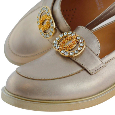 Beżowe skórzane mokasyny z metalową broszką Arka