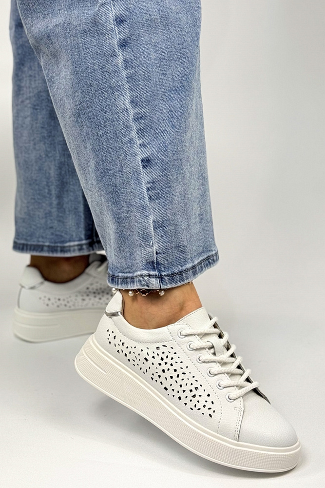 Białe skórzane sneakersy ażurowe na platformie Venezia