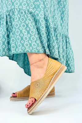 Żółte sandały skórzane ażurowe płaskie 