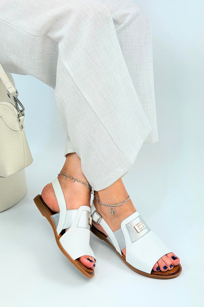 Białe skórzane sandały z ozdobą płaskie