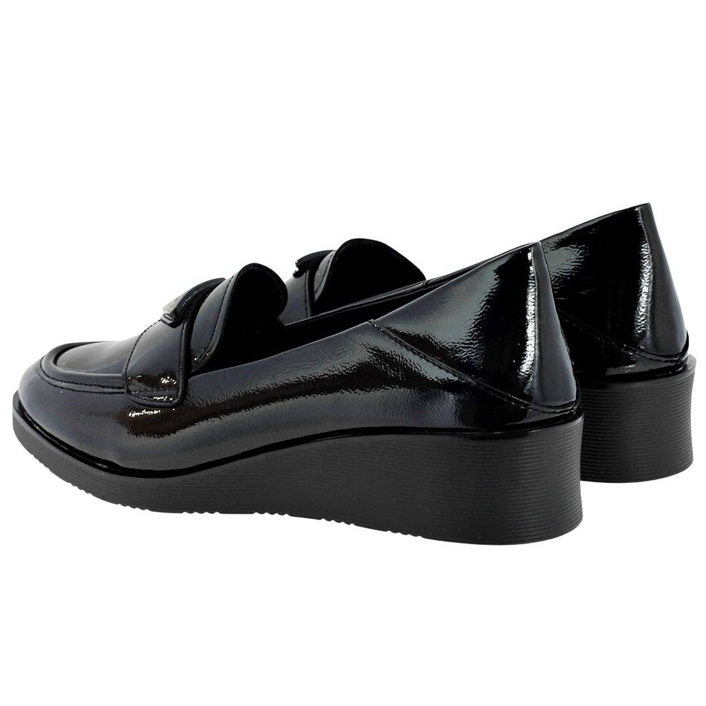 Lakierowane półbuty damskie na koturnie Vinceza