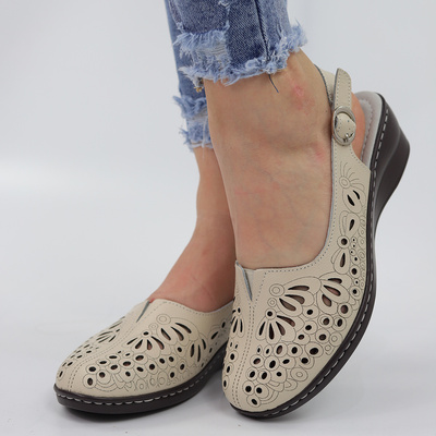 Бежеві ажурні шкіряні босоніжки від T. Sokolski