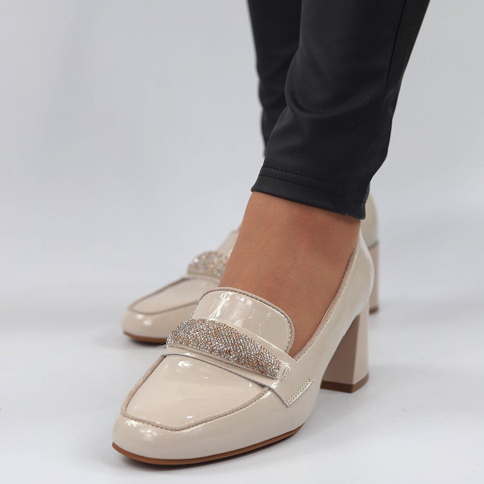 Бежеві лаковані туфлі на підборах Vinceza