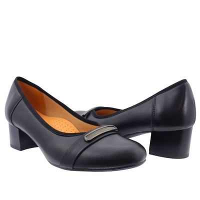 Шкіряні човники з декоративним ремінцем на низькій колодці