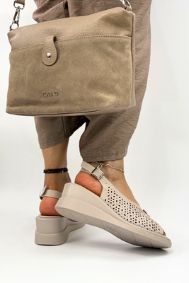 Beżowe skórzane ażurowe sandały z owadem