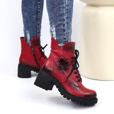 Botki skórzane czerwone z ozdobnym liściem na klocku sznurowane