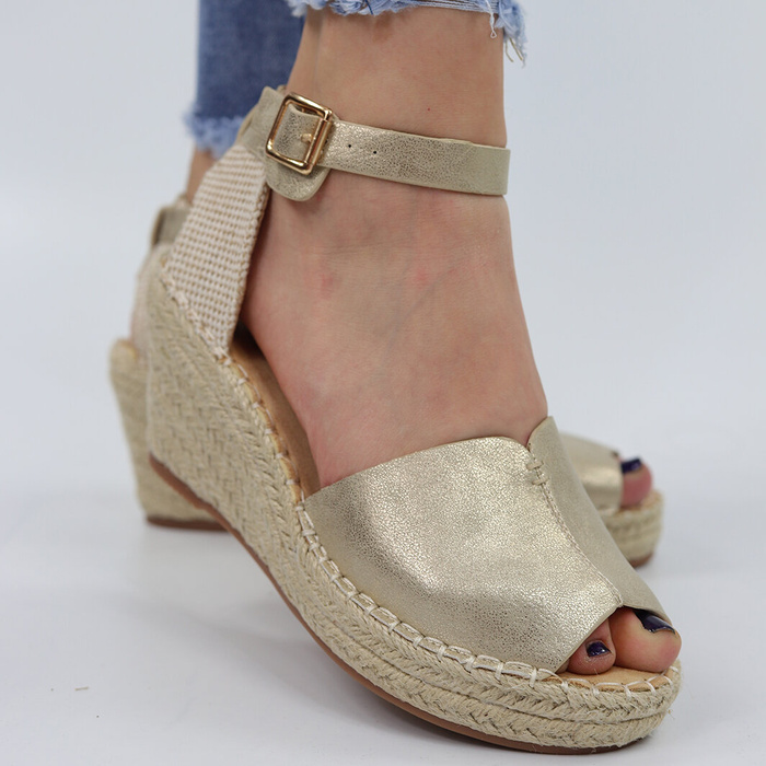 Złote sandały na plecionym koturnie Evento