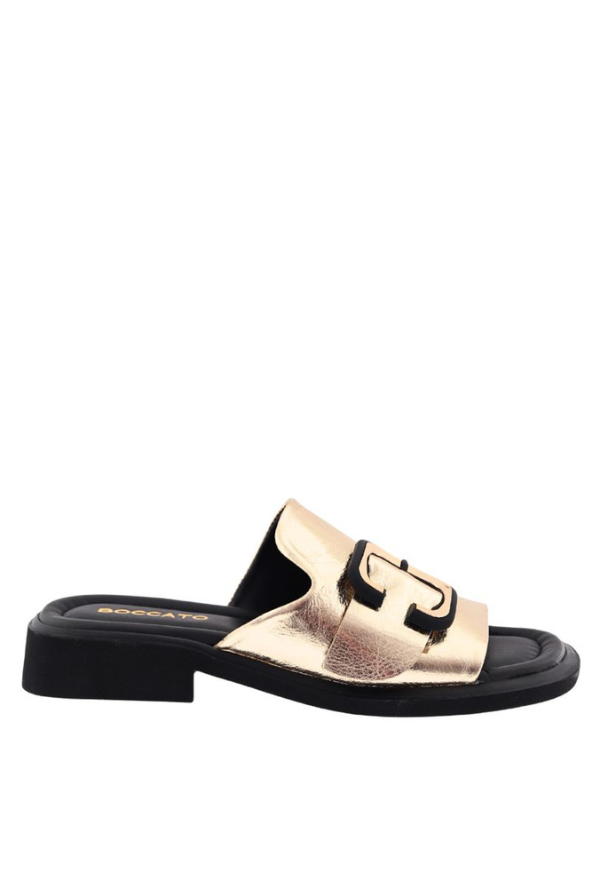 Złote skórzane klapki na niskim obcasie z klamerką 