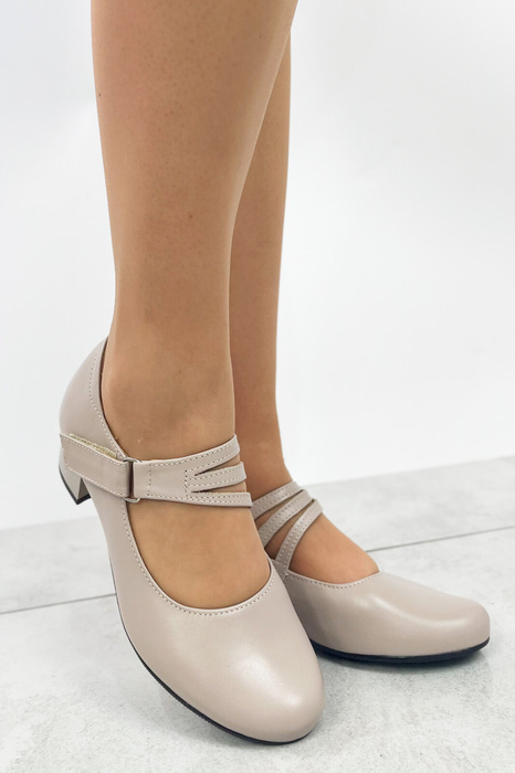 Бежеві шкіряні човники, які застібаються на польський ремінь