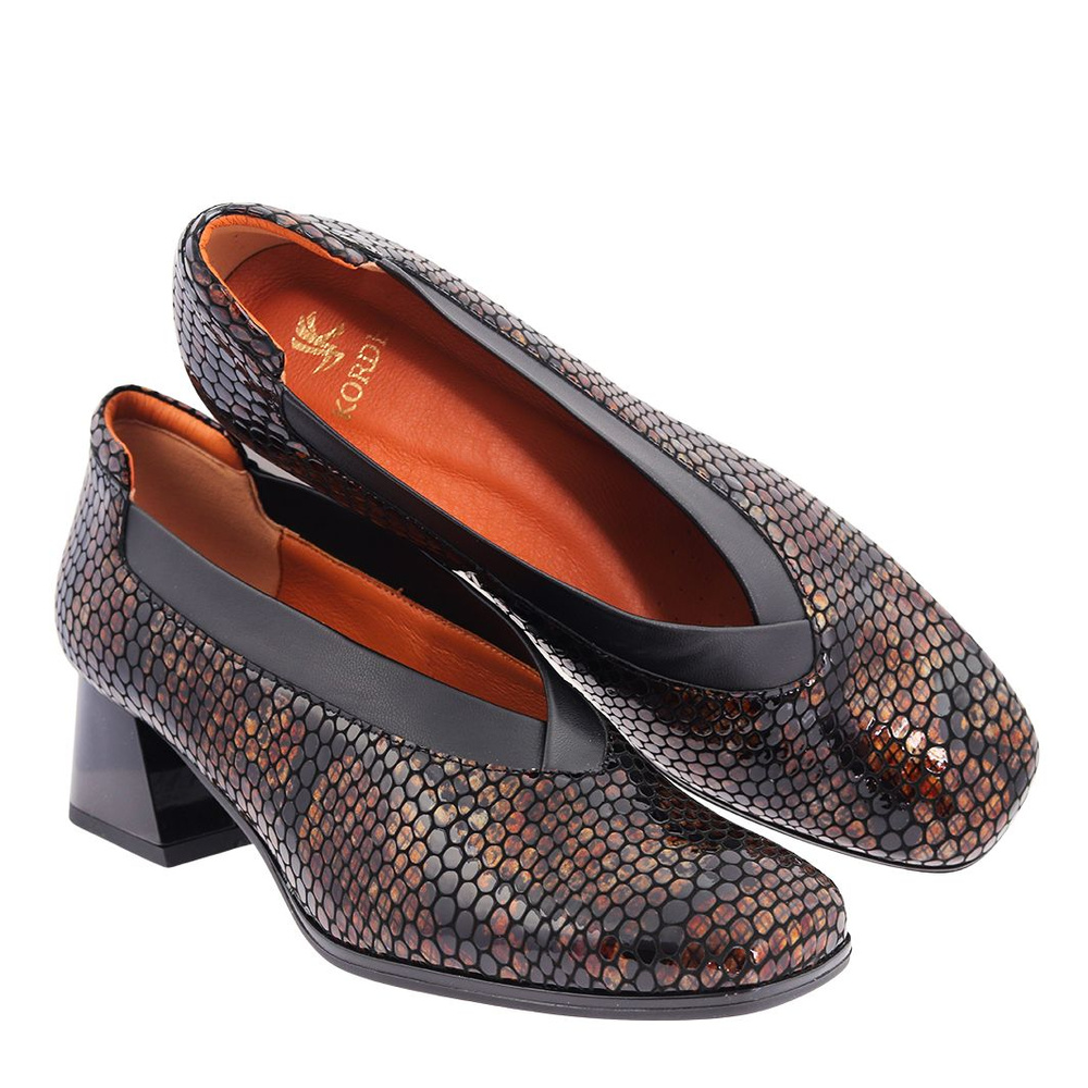 Привертають увагу шкіряні човники з мотивом луски, польсько-коричневі