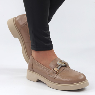 Бежеві шкіряні лофери із заплутаним вузлом у стразах від Gamis