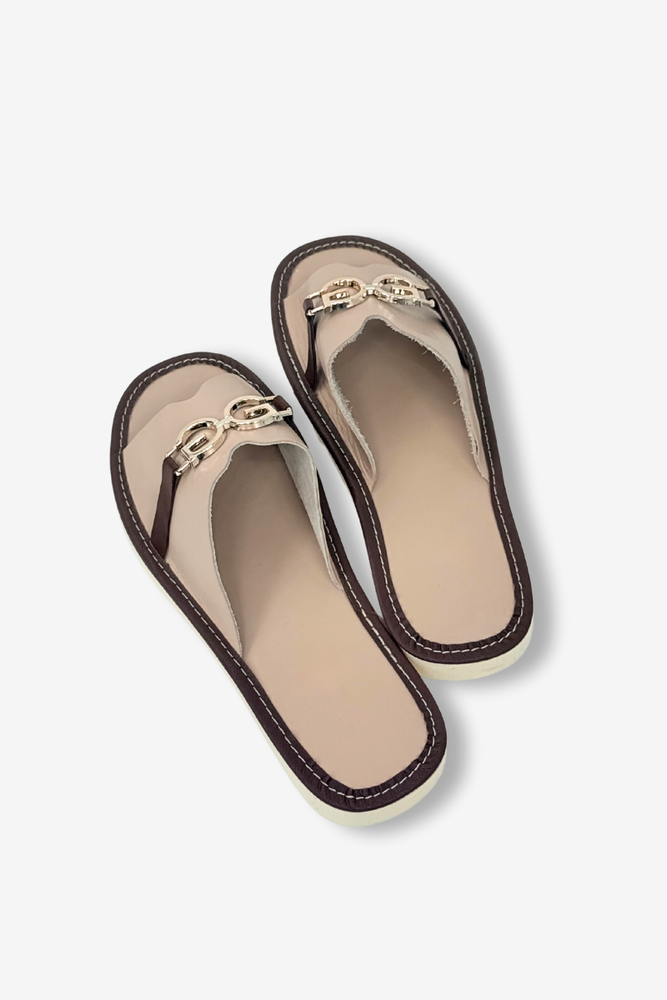 Шкіряні шльопанці саморобні з вишивкою квітів