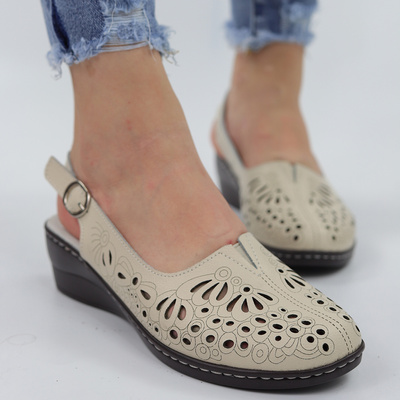 Бежеві ажурні шкіряні босоніжки від T. Sokolski