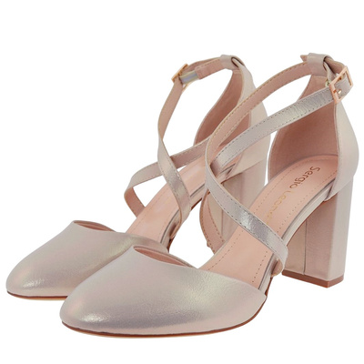 Złote sandały na słupku Sergio Leone