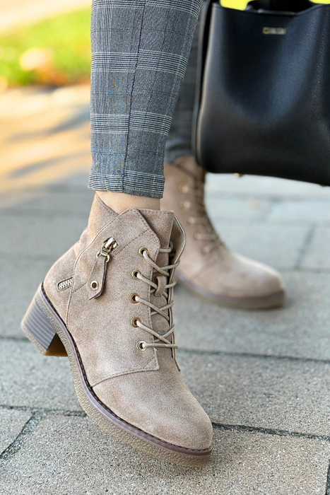 Stylowe botki na obcasie beżowe z ekoskóry sznurowane z suwakiem