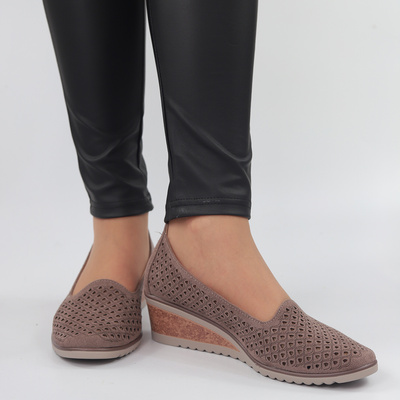 Czółenka zamszowe ażurowe khaki na koturnie Potocki