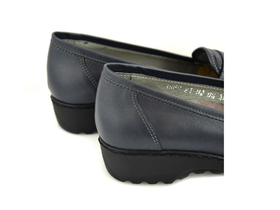 Сірі туфлі на танкетці AXEL 1889