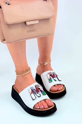 Białe klapki skórzane z ozdobą 