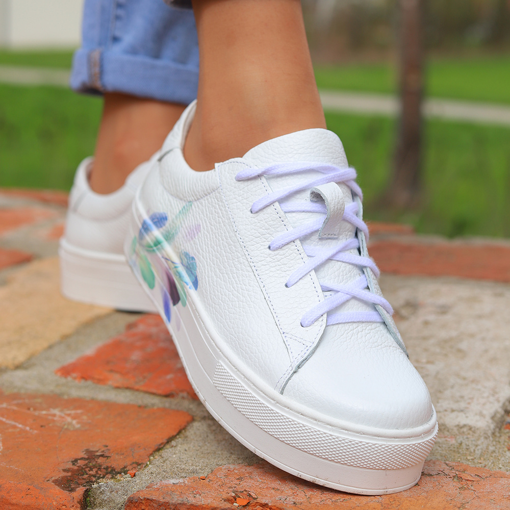 Білі шкіряні туфлі з мотивом пір'я від Nicoll