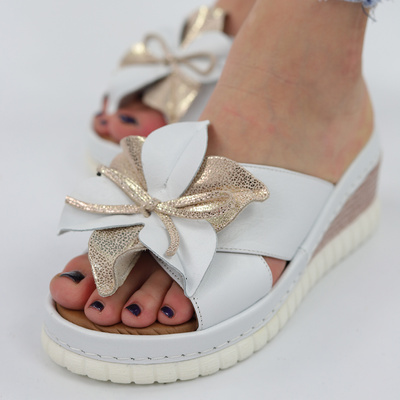 Klapki skórzane z kwiatkiem na koturnie białe Artiker