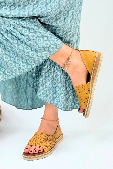 Жовті ажурні шкіряні босоніжки на плоскому ходу