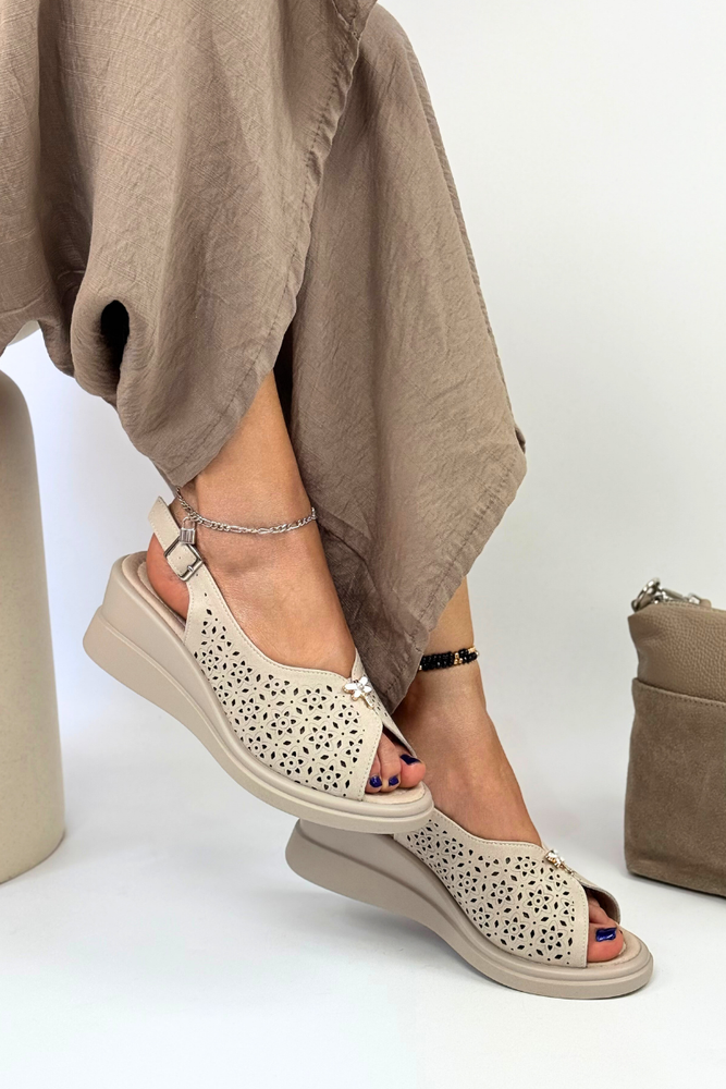 Бежеві шкіряні ажурні босоніжки на липучці 