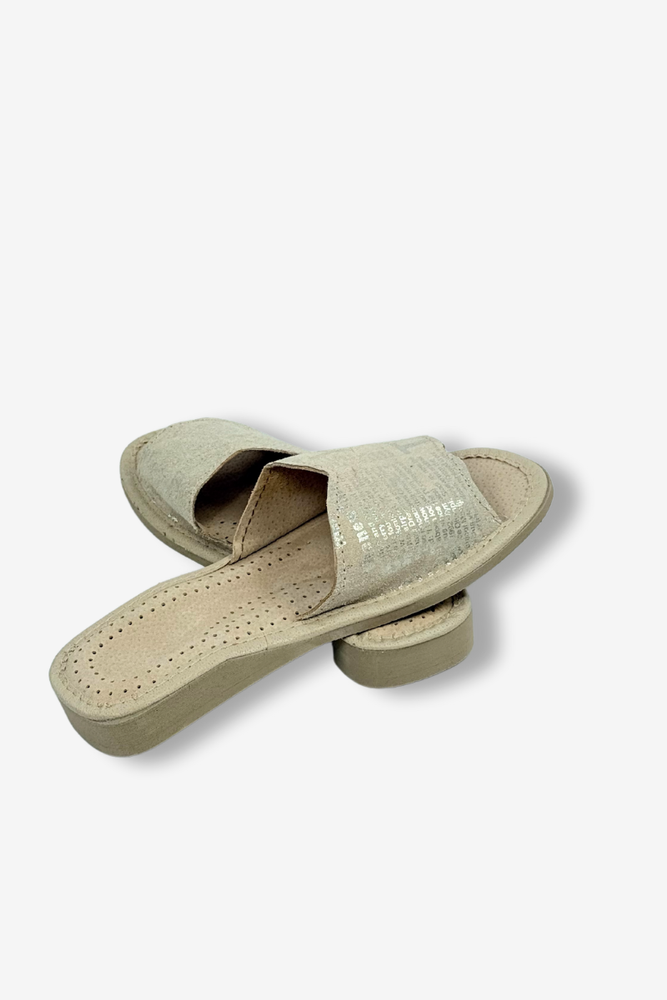 Шкіряні шльопанці саморобні з вишивкою квітів