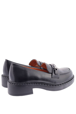 Czarne mokasyny na masywnej podeszwie z metalową ozdobą