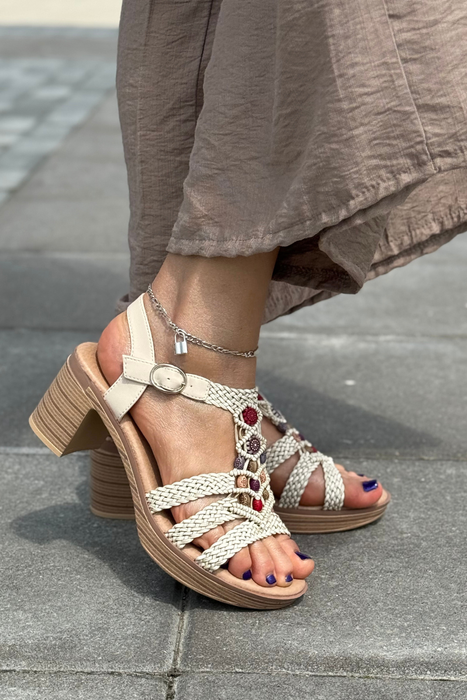 Beżowe sandały plecione z ekoskóry na słupku z platformą