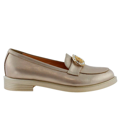 Beżowe skórzane mokasyny z metalową broszką Arka