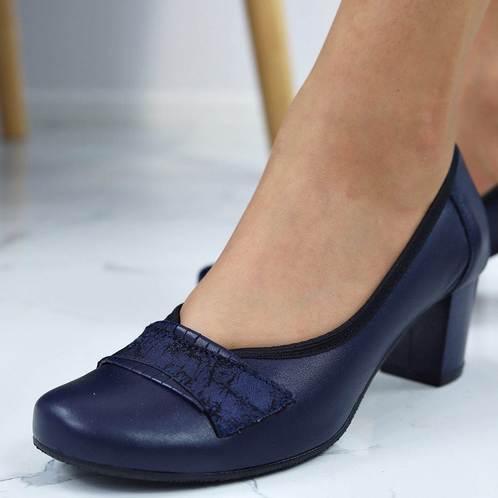 Жіночі темно-сині туфлі з зернистої шкіри на галантному каблуці