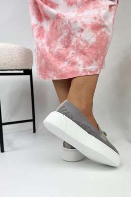 Сірі жіночі туфлі на платформі з декором